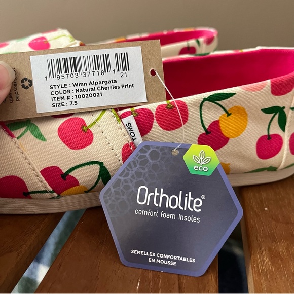 Toms Alpargata women’s natural cherry print shoes, size 7.5, comfort foam NWT - Picture 2 of 8